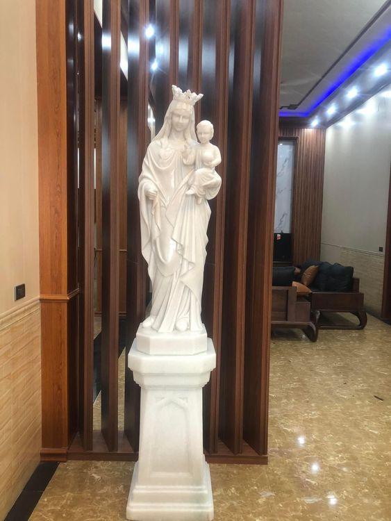 Tượng đá Công Giáo